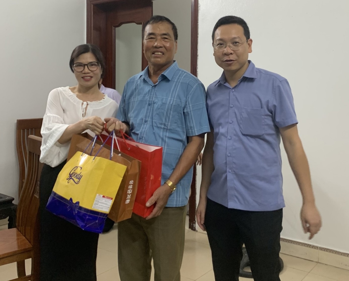 Thăm hỏi, tặng quà gia đình chính sách nhân ngày Thương binh – Liệt sỹ 27/7 -0