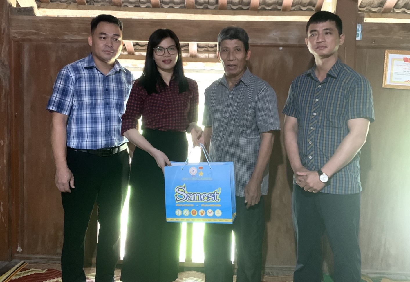 Thăm hỏi, tặng quà gia đình chính sách nhân ngày Thương binh – Liệt sỹ 27/7 -0