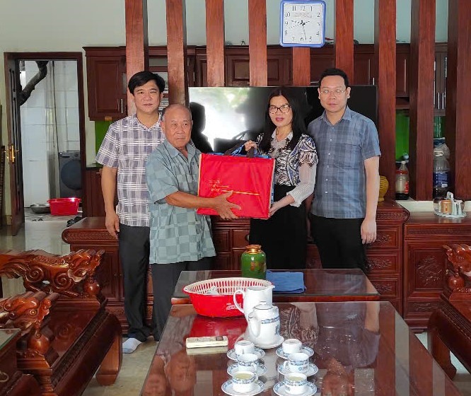 Thăm hỏi, tặng quà gia đình chính sách nhân ngày Thương binh – Liệt sỹ 27/7 -0
