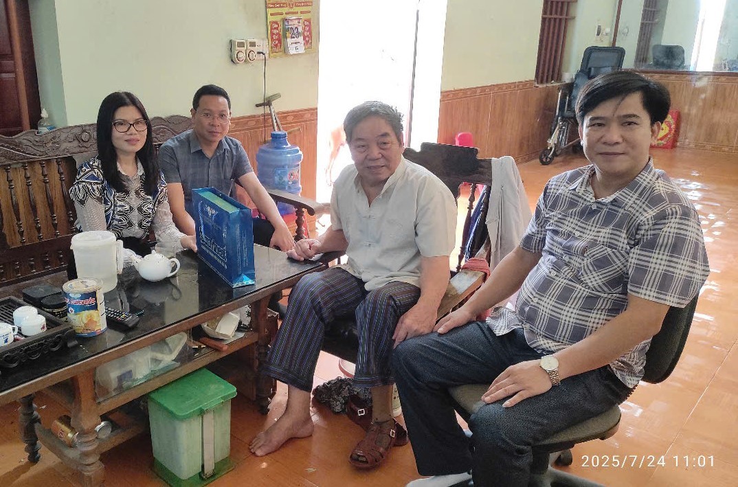 Thăm hỏi, tặng quà gia đình chính sách nhân ngày Thương binh – Liệt sỹ 27/7 -0
